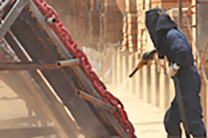 Sandblasting inject Chain in dry dock